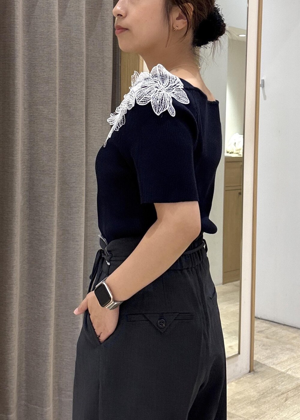 ベージュ系のショルダーバッグ、グレー系のその他パンツ、シルバー系のサンダルを着用したレディースの夏コーディネートの8枚目の写真