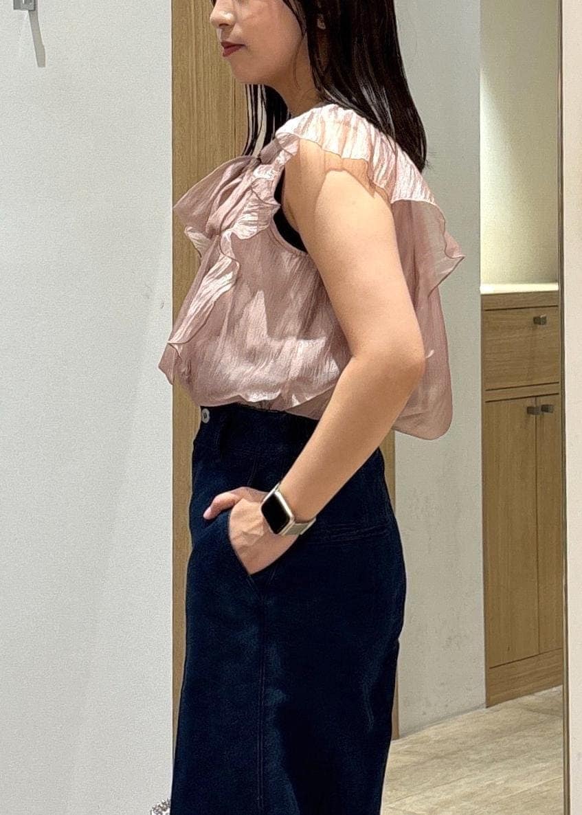 ブラック系のサンダル、ピンク系のシャツ/ブラウス、ブルー系のデニムパンツを着用したレディースの夏コーディネートの8枚目の写真