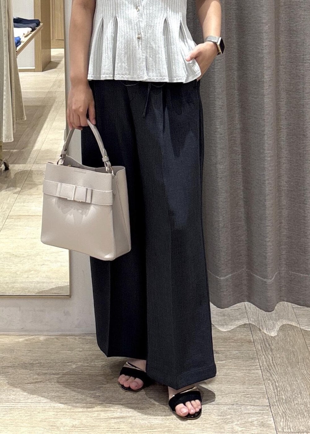 グレー系のその他パンツ、ブラック系のサンダル、ブルー系のカーディガン/ボレロを着用したレディースの夏コーディネートの10枚目の写真