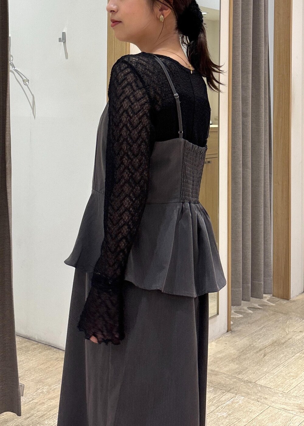 ホワイト系のショルダーバッグ、ブラック系のパンプス、グレー系のワンピースを着用したレディースの秋コーディネートの7枚目の写真