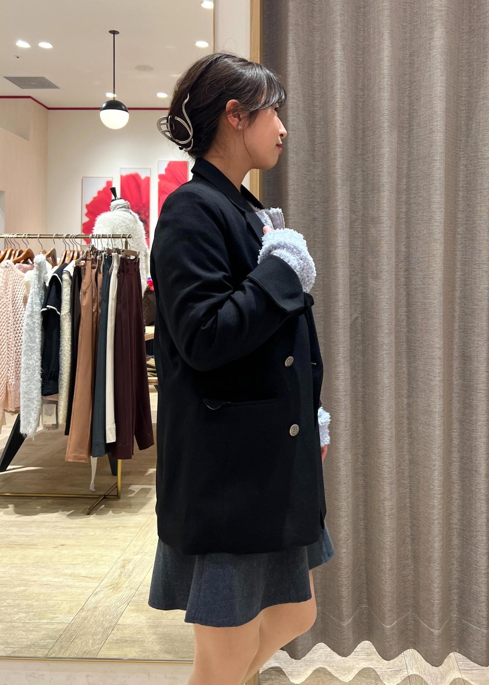 ブラック系のテーラードジャケット、ブラック系のスニーカー、ブルー系のカーディガン/ボレロを着用したレディースの冬コーディネートの8枚目の写真