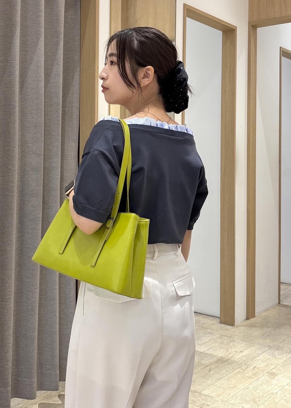 シルバー系のサンダル、グレー系のニット/セーター、ホワイト系のその他パンツを着用したレディースの春コーディネートの5枚目の写真