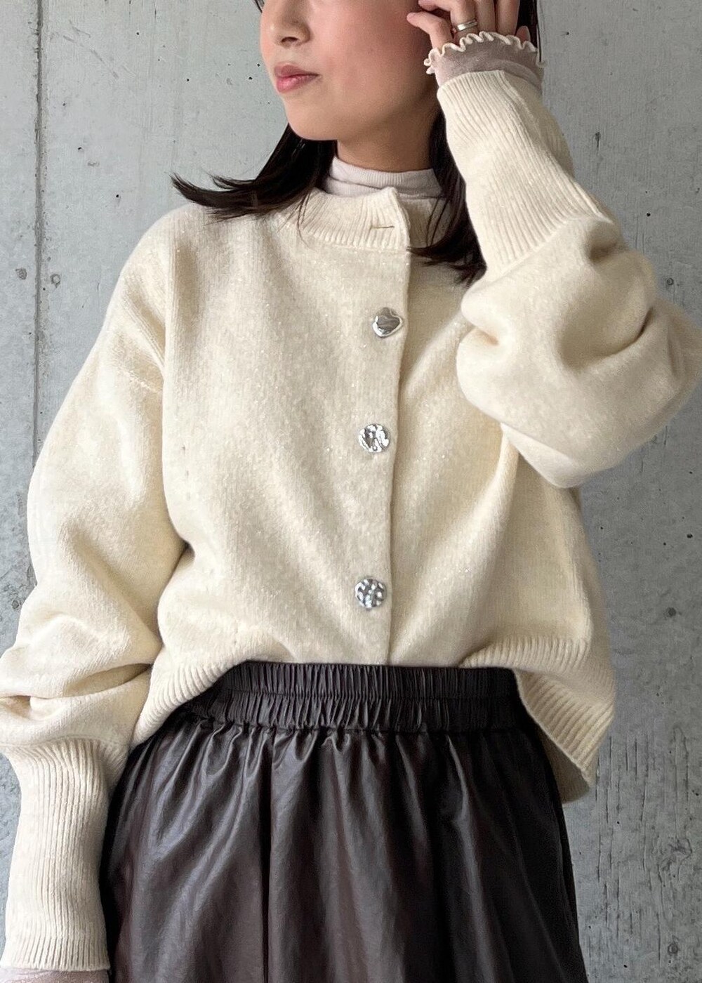 ブラウン系のスカート、ベージュ系のTシャツ/カットソー、ブラック系のパンプスを着用したレディースの冬コーディネートの7枚目の写真