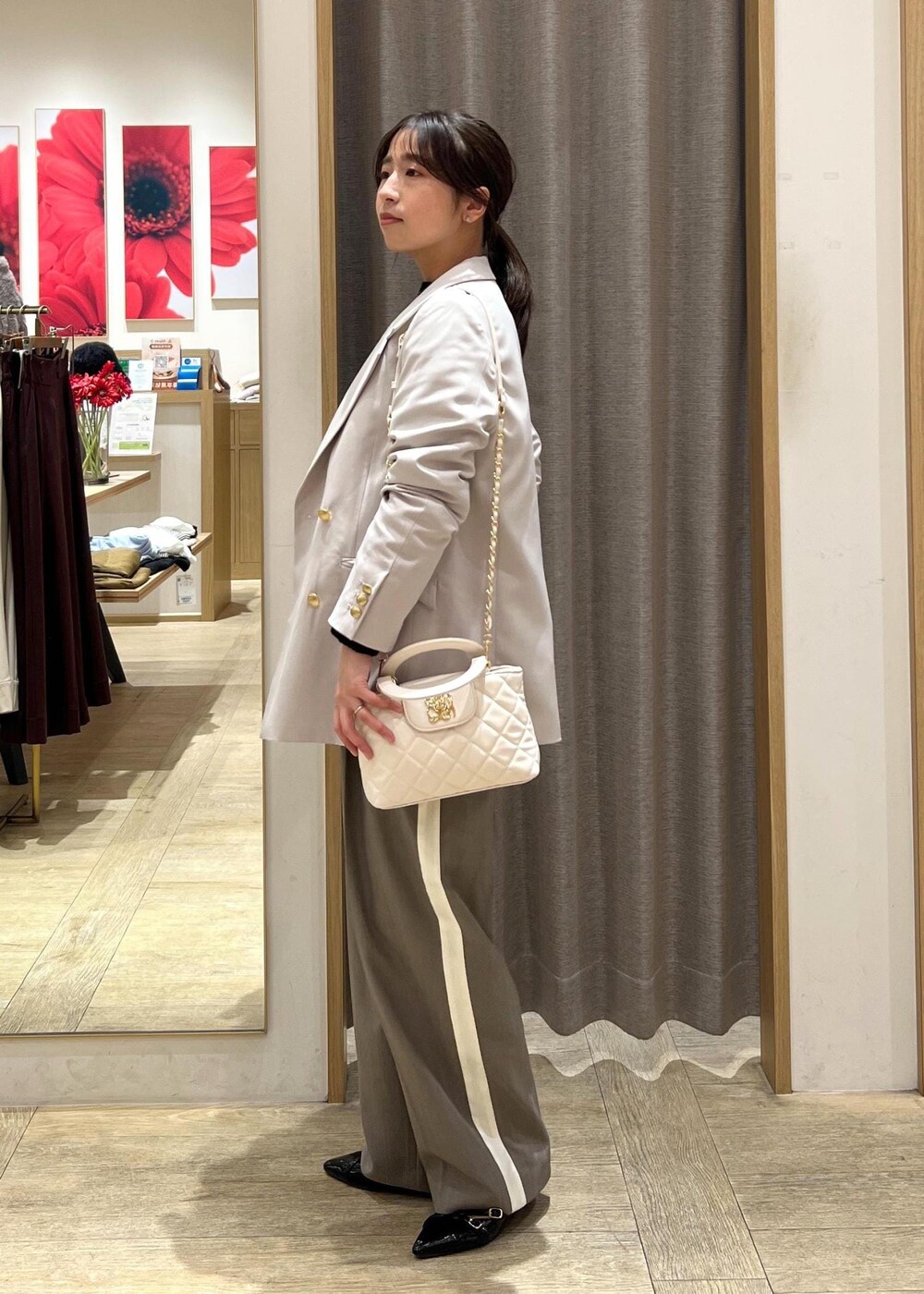 ブラック系のニット/セーター、ブラック系のパンプス、グレー系のその他パンツを着用したレディースの冬コーディネートの3枚目の写真