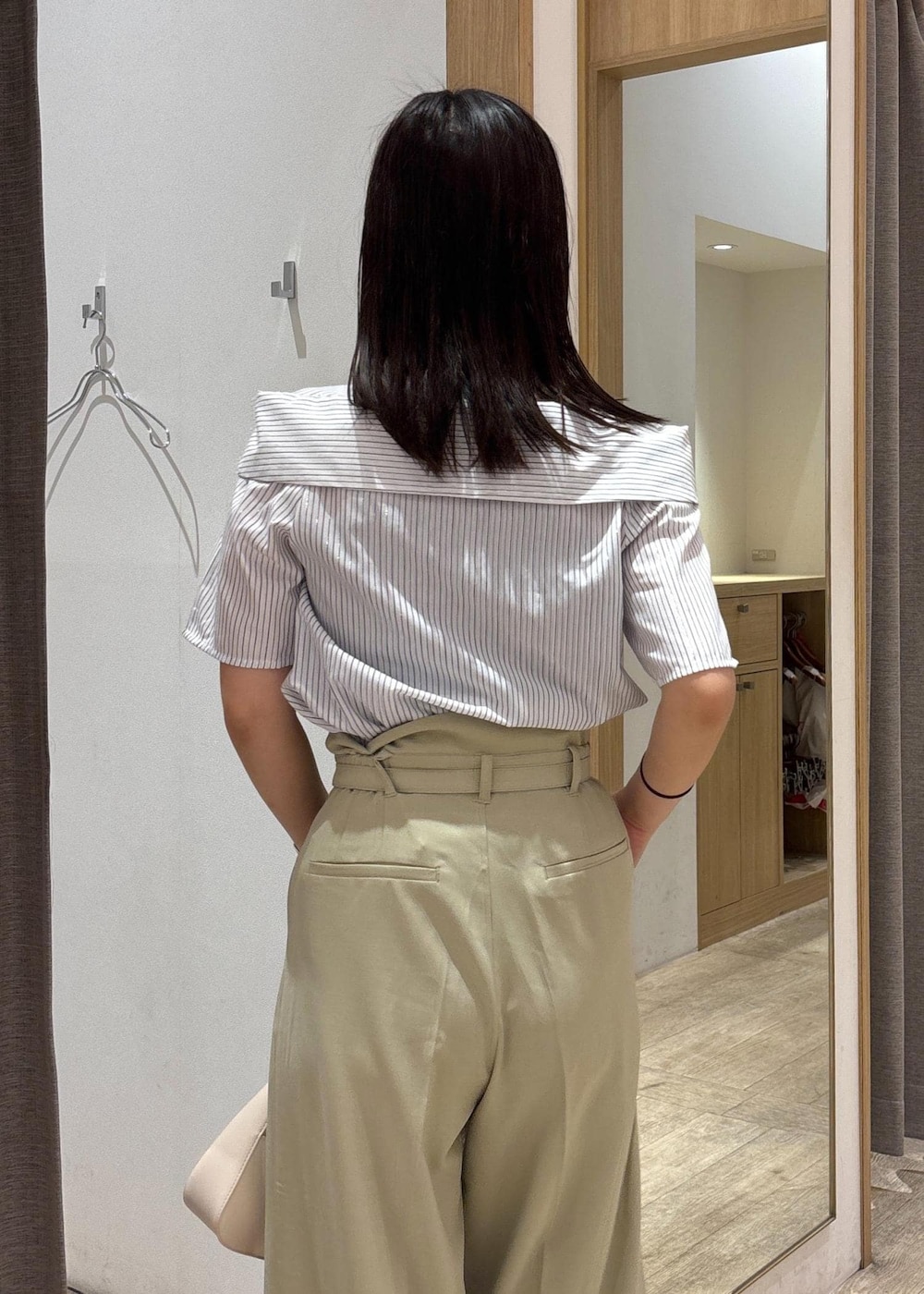 「25SS夏の新作、visbag2025、初夏コーデ、夏コーデ、お仕事コーデ、お出かけコーデ、推し活コーデ、女子会コーデ、パンツスタイル、きれいめコーデ、VIS、ウェーブ、ブルべ夏、乾燥、低身長」｜「Juzeのナロークロスメタルヒールサンダル（サンダル、ブラック系）」を使った、スズさん（レディース・152cm）の夏コーディネートの7枚目の写真