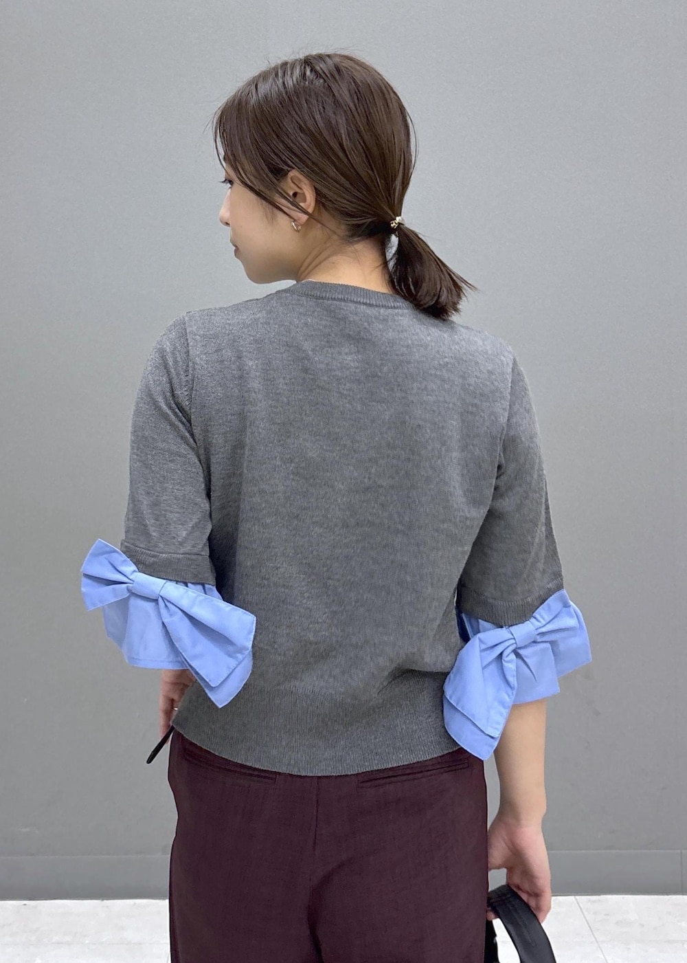 ブラック系のショルダーバッグ、シルバー系のパンプス、ブラウン系のその他パンツを着用したレディースの夏コーディネートの7枚目の写真