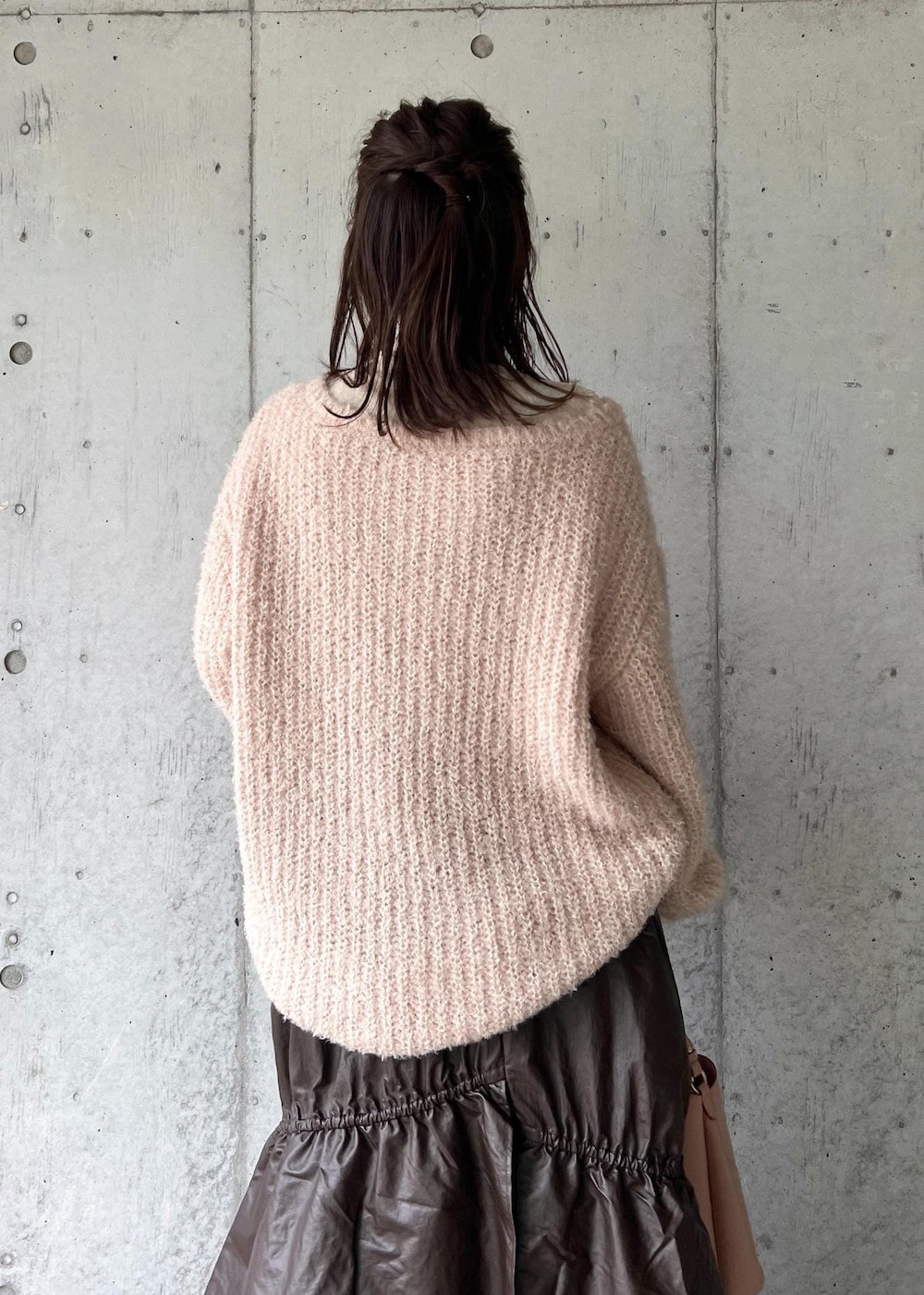 ピンク系のショルダーバッグ、ホワイト系のニット/セーター、ベージュ系のニット/セーターを着用したレディースの冬コーディネートの9枚目の写真