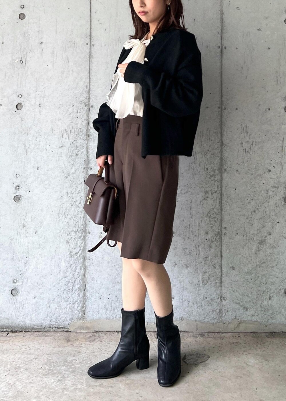 「ハーフパンツ、24AW秋の新作、ウエストマーク、Wblouse_pickup、WM羽織_pickup、Wshoes&bag_pickup、W雑貨_pickup、初秋コーデ、秋コーデ、デートコーデ、お出かけコーデ、旅行コーデ、女子会コーデ、韓国ファッション、大人カジュアル」｜「VISの【2WAY】ひねり金具ワンハンドルミニショルダーバッグ（ショルダーバッグ、ブラウン系）」を使った、スズさん（レディース・152cm）の秋コーディネートの3枚目の写真