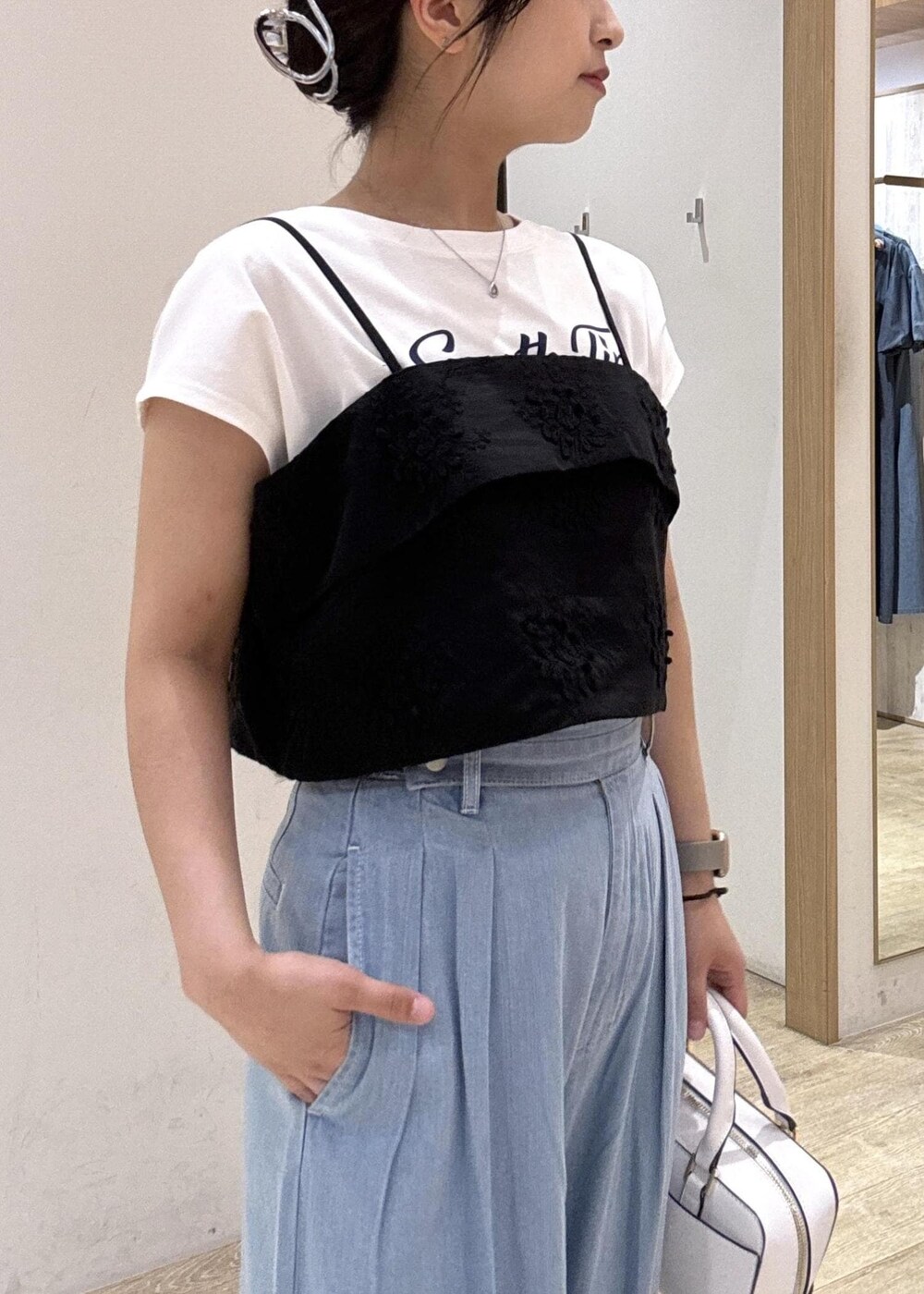 レッド系のサンダル、ブラック系のキャミソール、ホワイト系のTシャツ/カットソーを着用したレディースの夏コーディネートの9枚目の写真