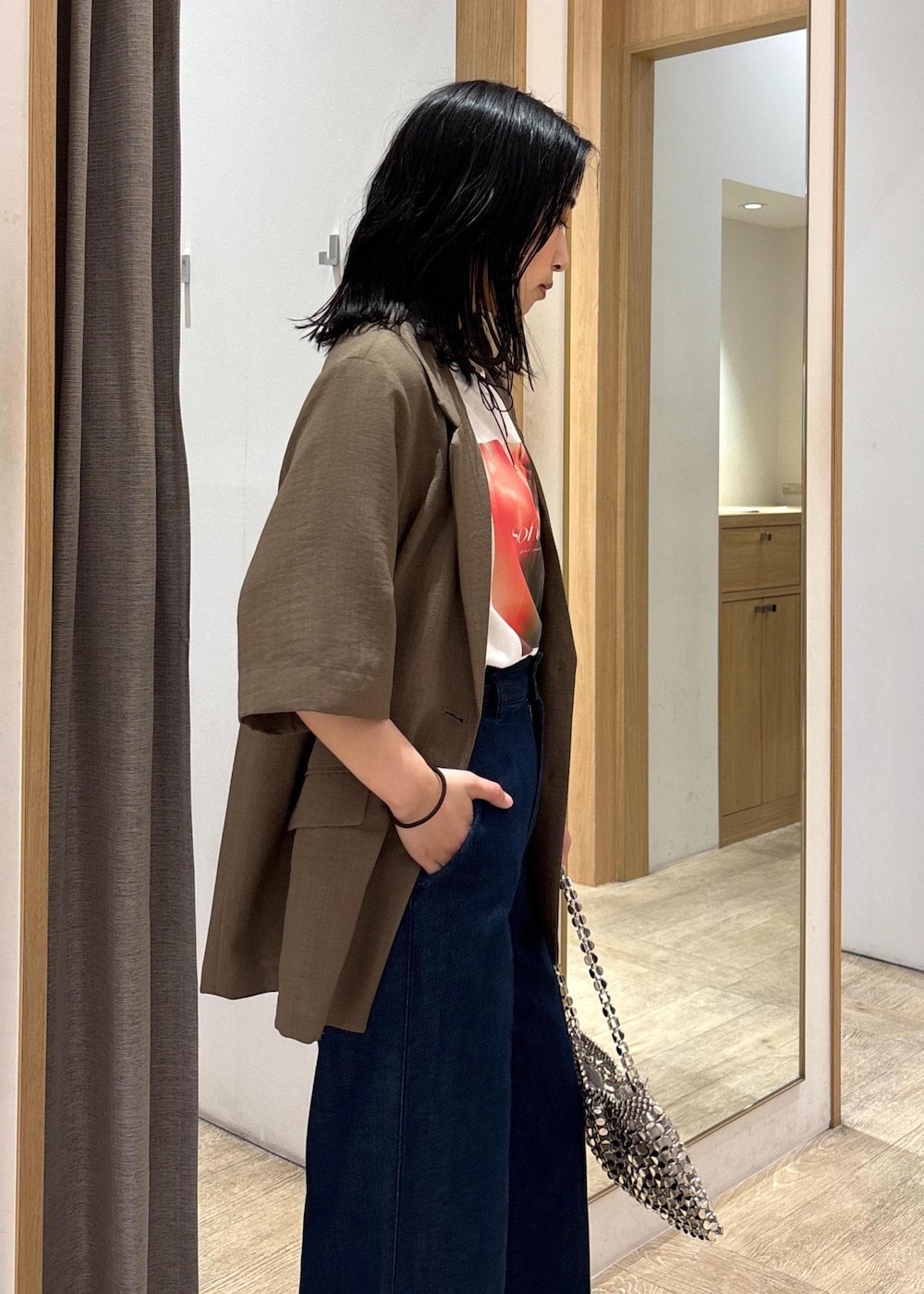 「初夏コーデ、夏コーデ、お出かけコーデ、旅行コーデ、大人カジュアル、パンツスタイル、体型カバー、カジュアルコーデ」｜「Juzeのスリングバックビットパンプス（パンプス、ブラック系）」を使った、スズさん（レディース・152cm）の夏コーディネートの5枚目の写真