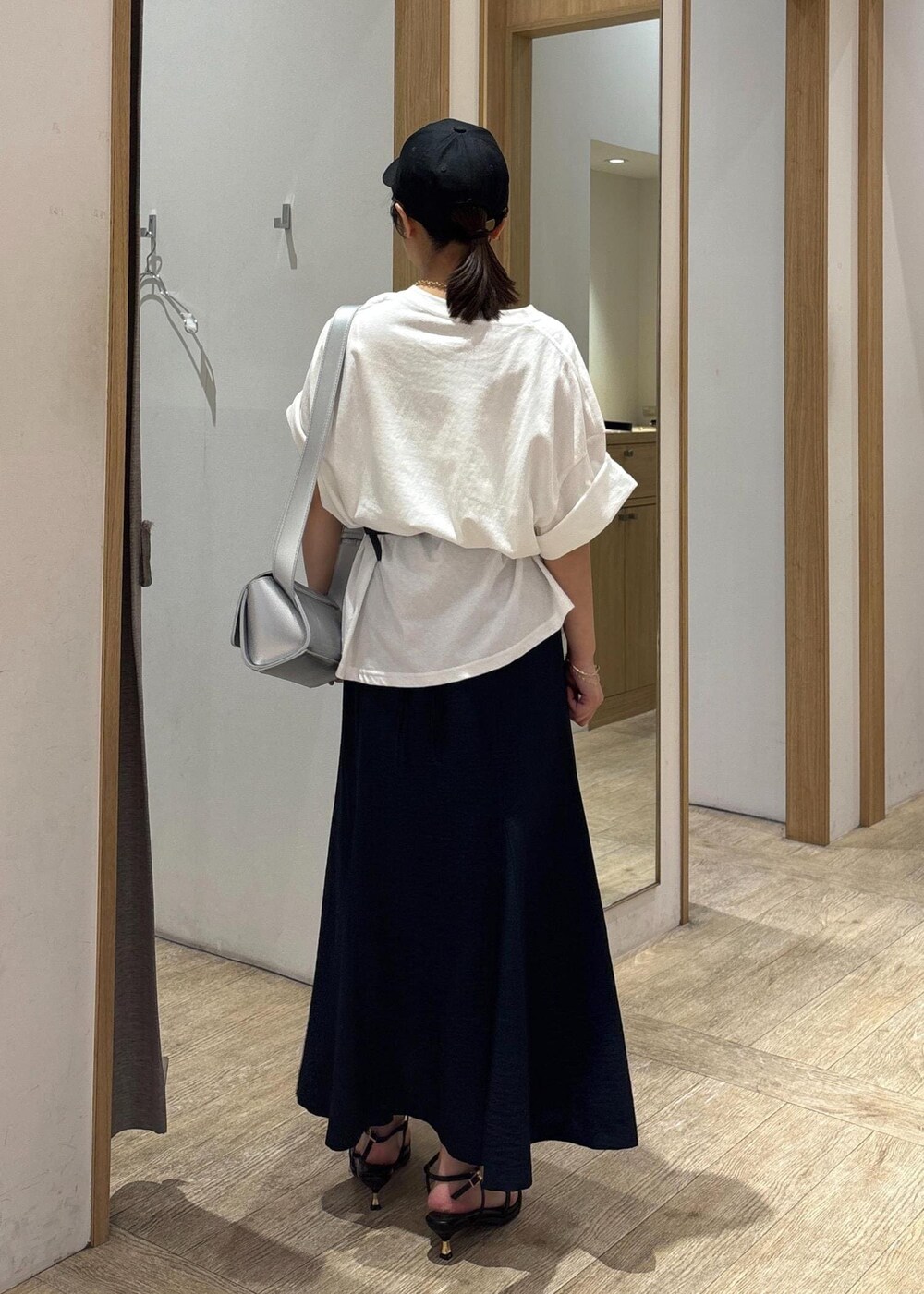 「25SS夏の新作、夏コーデ、お出かけコーデ、旅行コーデ、フェスコーデ、大人カジュアル、スカートスタイル、体型カバー、カジュアルコーデ、VIS、ウェーブ、ブルべ夏、乾燥、低身長、トップス」｜「VISのロゴマーク刺繍キャップ（キャップ、ブラック系）」を使った、スズさん（レディース・152cm）の春コーディネートの4枚目の写真