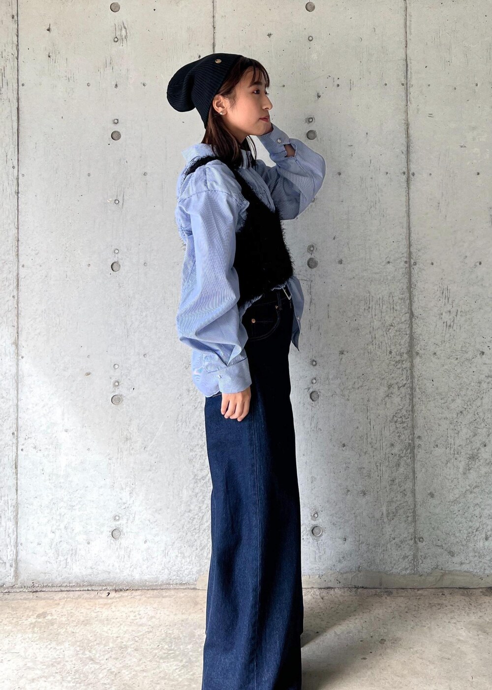 ブラック系のブーツ、ブラック系のキャミソール、ブルー系のシャツ/ブラウスを着用したレディースの秋コーディネートの5枚目の写真