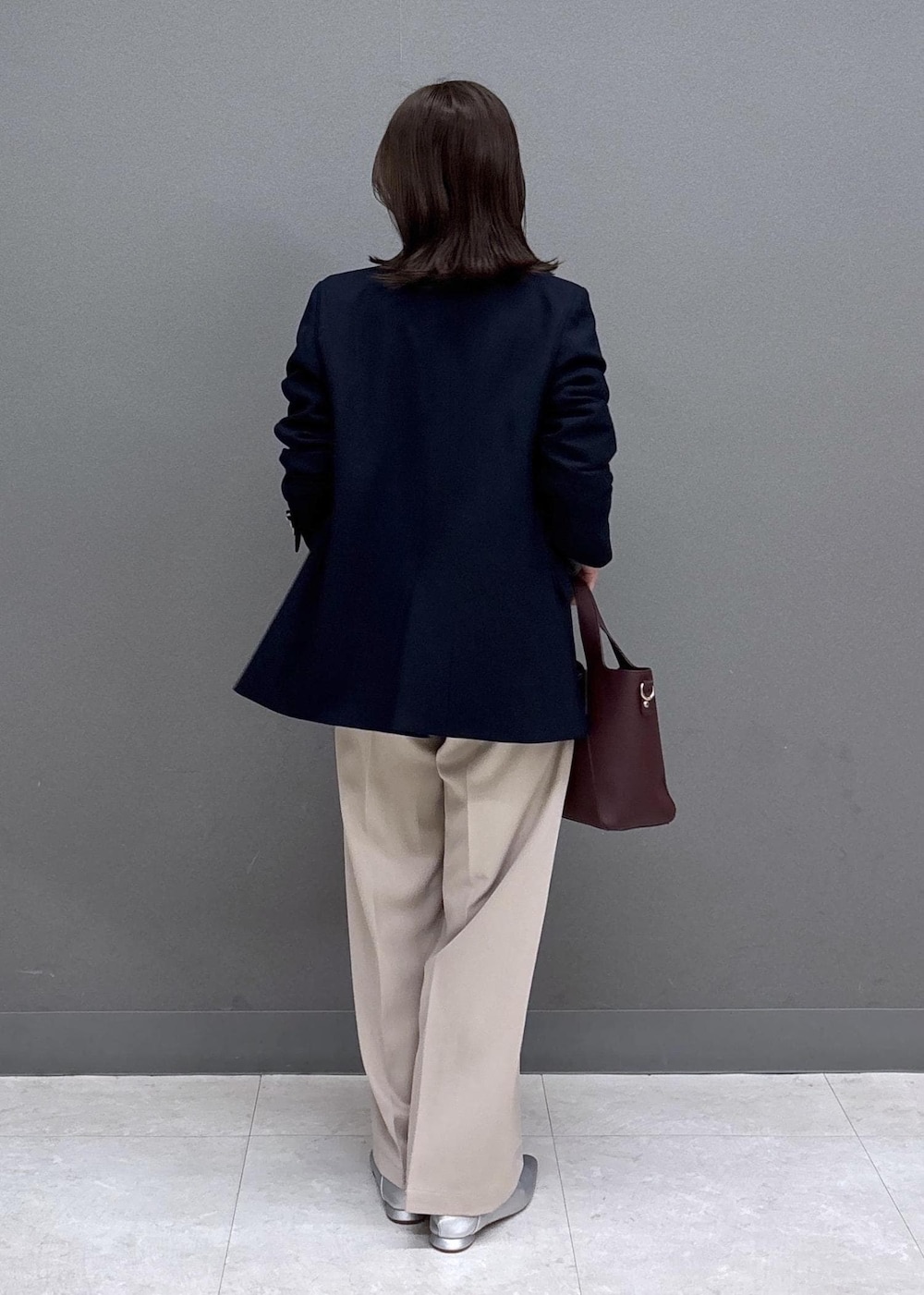 シルバー系のパンプス、グレー系のニット/セーター、ベージュ系のその他パンツを着用したレディースの秋コーディネートの3枚目の写真