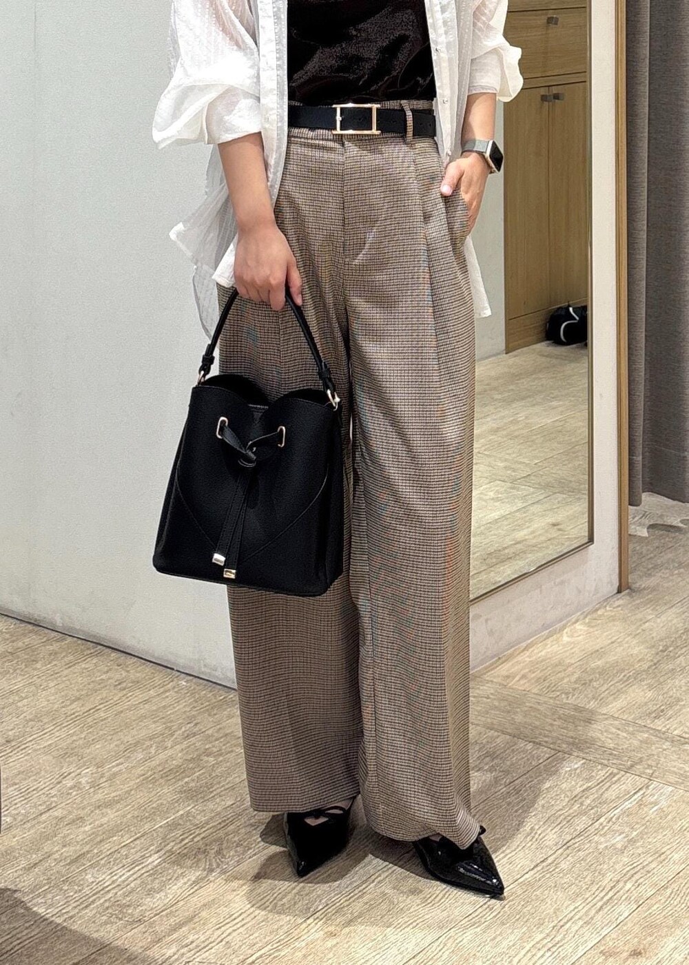 ブラック系のショルダーバッグ、ブラック系のパンプス、ホワイト系のシャツ/ブラウスを着用したレディースの秋コーディネートの8枚目の写真