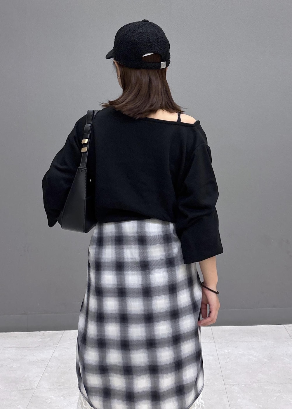 ブラック系のパンプス、ブラック系のシャツ/ブラウス、ホワイト系のスカートを着用したレディースの秋コーディネートの6枚目の写真