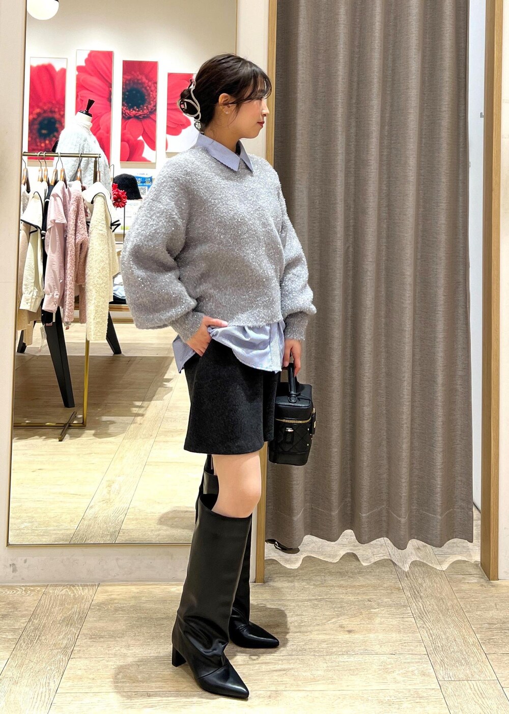 グレー系のその他パンツ、ブラック系のブーツ、ブルー系のシャツ/ブラウスを着用したレディースの冬コーディネートの6枚目の写真