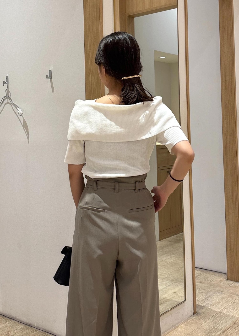 「25SS夏の新作、ワイドパンツ、初夏コーデ、夏コーデ、デートコーデ、お出かけコーデ、旅行コーデ、女子会コーデ、大人カジュアル、パンツスタイル、カジュアルコーデ、ヘルシーコーデ、シンプルコーデ、VIS、ウェーブ」｜「VISの【2WAY】ひねり金具ワンハンドルミニショルダーバッグ（ショルダーバッグ、ブラック系）」を使った、スズさん（レディース・152cm）の春コーディネートの8枚目の写真