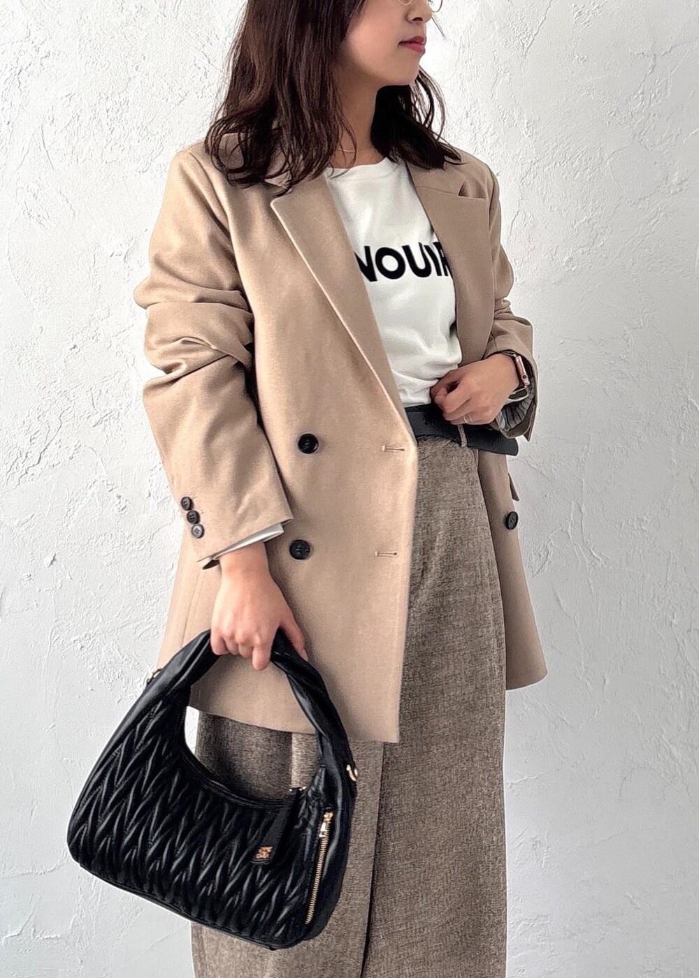 ブラック系のパンプス、ホワイト系のTシャツ/カットソー、ベージュ系のテーラードジャケットを着用したレディースの夏コーディネートの7枚目の写真