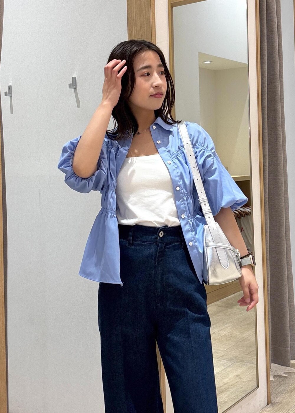 「ワイドデニム、25SS夏の新作、初夏コーデ、夏コーデ、デートコーデ、お出かけコーデ、旅行コーデ、推し活コーデ、女子会コーデ、韓国ファッション、大人カジュアル、パンツスタイル、カジュアルコーデ、ヘルシーコーデ、VIS」｜「VISのグリッターワイドデニムパンツ（デニムパンツ、ブルー系）」を使った、スズさん（レディース・152cm）の春コーディネートの7枚目の写真