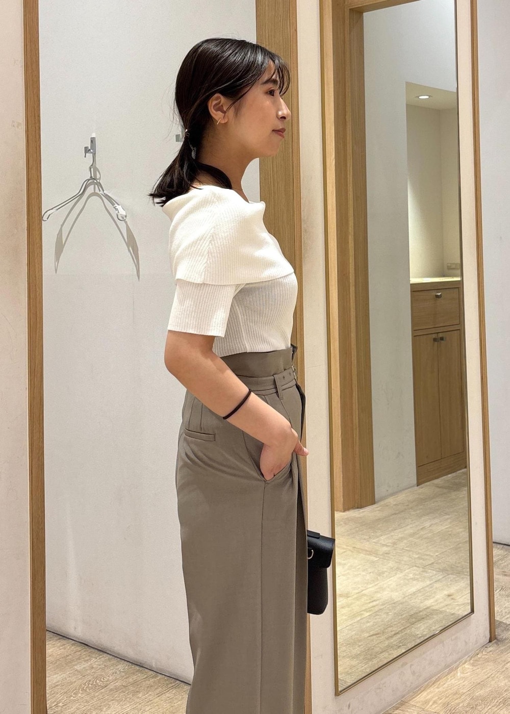 「25SS夏の新作、ワイドパンツ、初夏コーデ、夏コーデ、デートコーデ、お出かけコーデ、旅行コーデ、女子会コーデ、大人カジュアル、パンツスタイル、カジュアルコーデ、ヘルシーコーデ、シンプルコーデ、VIS、ウェーブ」｜「VISの【2WAY】ひねり金具ワンハンドルミニショルダーバッグ（ショルダーバッグ、ブラック系）」を使った、スズさん（レディース・152cm）の春コーディネートの9枚目の写真
