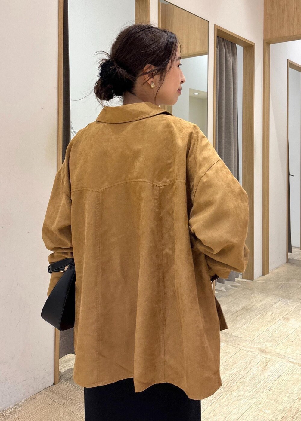 ブラック系のパンプス、ブラック系のスカート、イエロー系のシャツ/ブラウスを着用したレディースの秋コーディネートの7枚目の写真