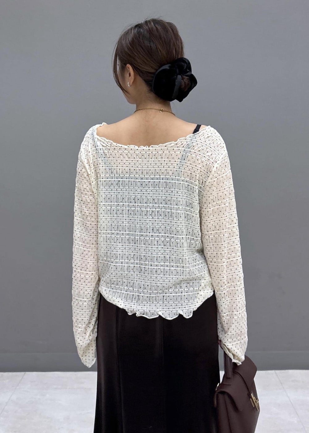 ブラック系のパンプス、ブラウン系のスカート、ホワイト系のカーディガン/ボレロを着用したレディースの秋コーディネートの7枚目の写真