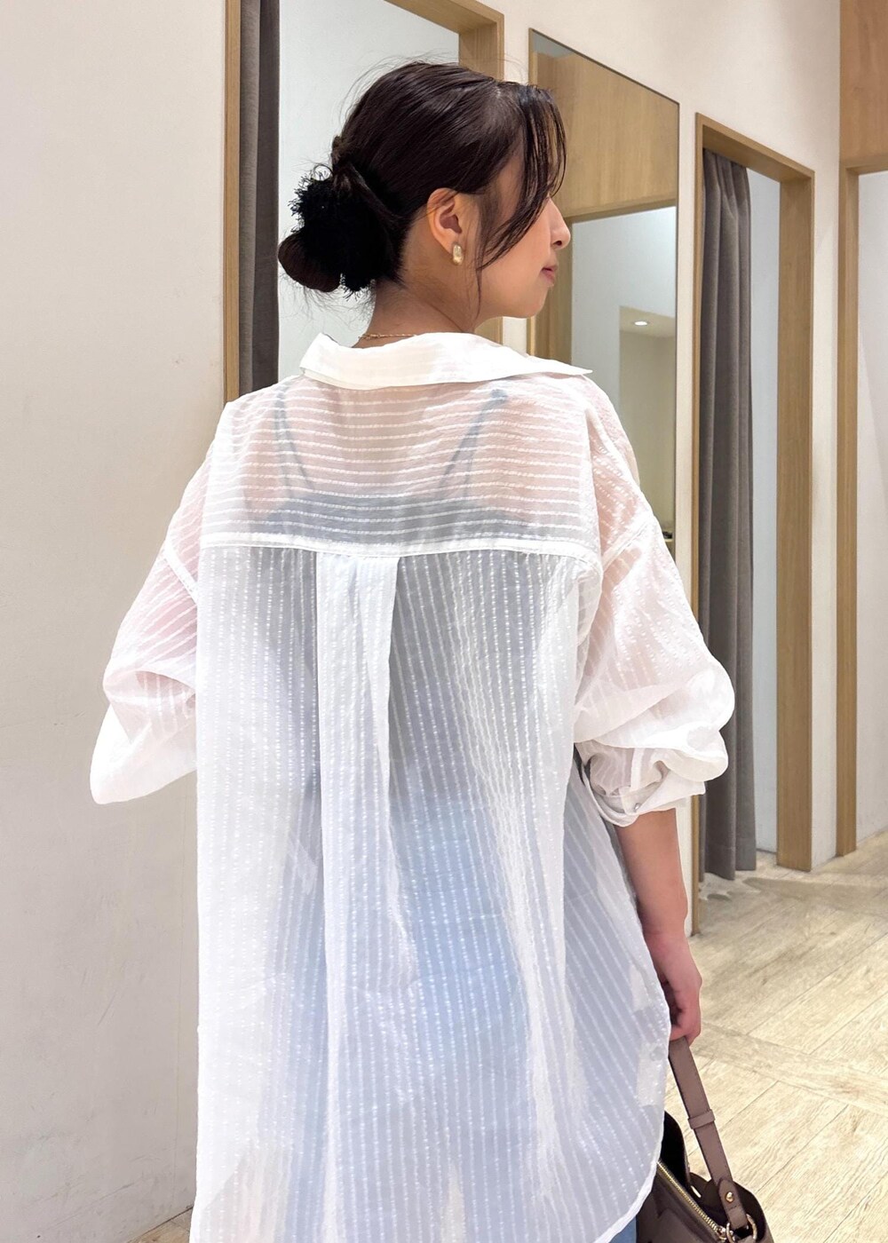 ベージュ系のショルダーバッグ、ブラック系のローファー、ブラウン系のキャミソールを着用したレディースの秋コーディネートの8枚目の写真