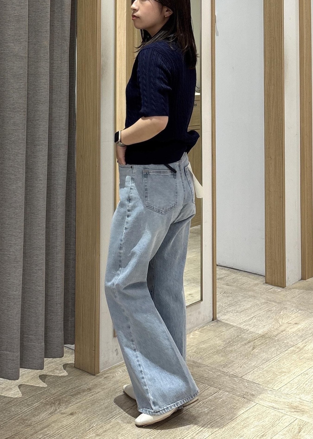ホワイト系のショルダーバッグ、ホワイト系のパンプス、ブルー系のカーディガン/ボレロを着用したレディースの春コーディネートの3枚目の写真