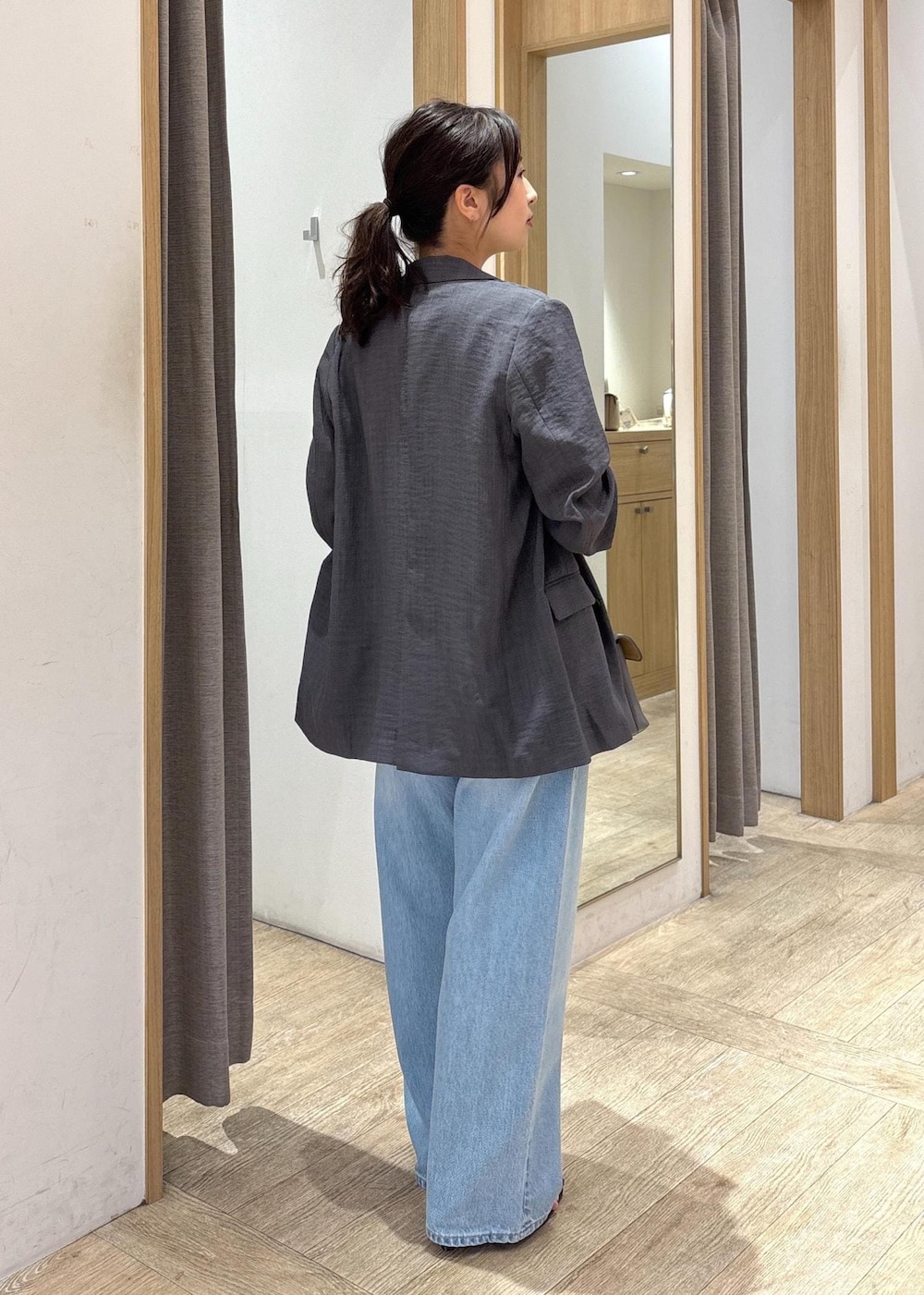 グレー系のショルダーバッグ、レッド系のサンダル、ホワイト系のTシャツ/カットソーを着用したレディースの夏コーディネートの5枚目の写真