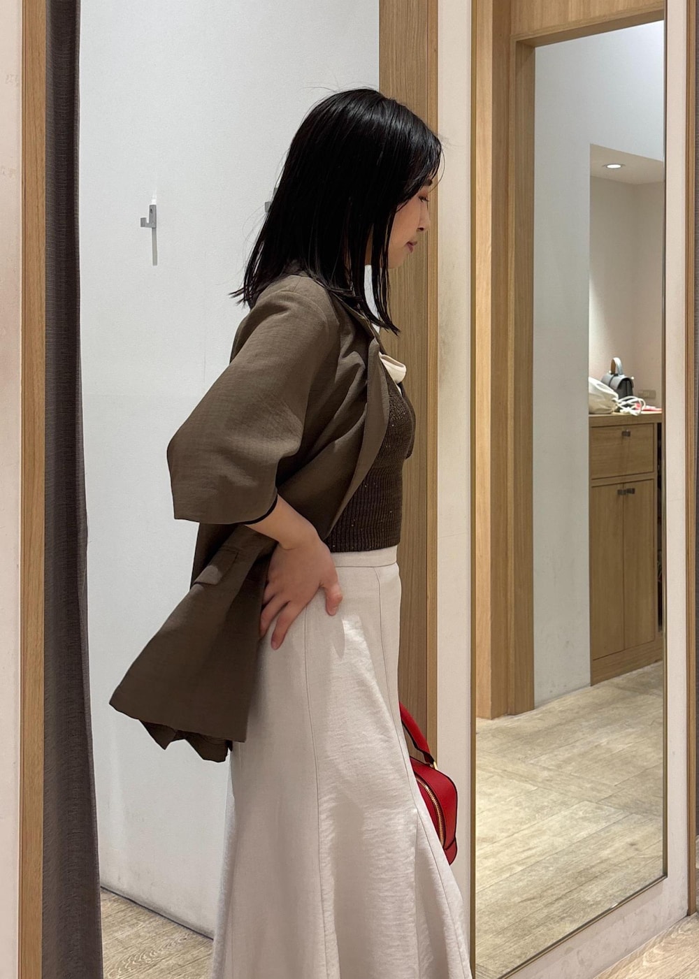 「初夏コーデ、夏コーデ、デートコーデ、お出かけコーデ、旅行コーデ、推し活コーデ、女子会コーデ、大人カジュアル、スカートスタイル、カジュアルコーデ」｜「VISの【洗える】カップ付きアシンメトリーキャミソール（キャミソール、ホワイト系）」を使った、スズさん（レディース・152cm）の夏コーディネートの5枚目の写真