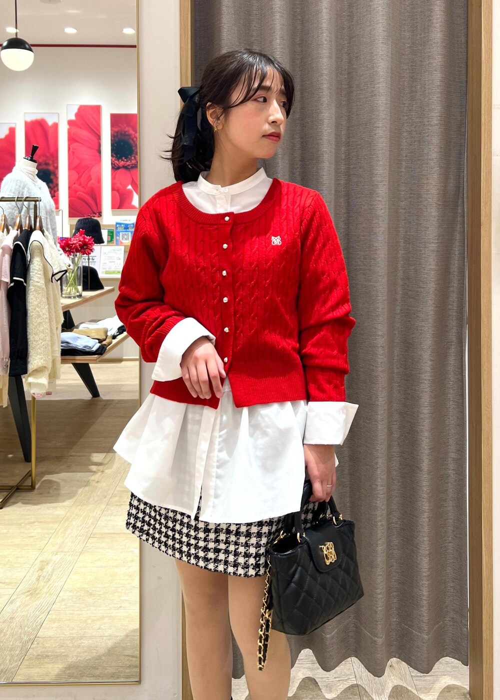 ブラック系のブーツ、ブラック系のスカート、ホワイト系のシャツ/ブラウスを着用したレディースの冬コーディネートの5枚目の写真