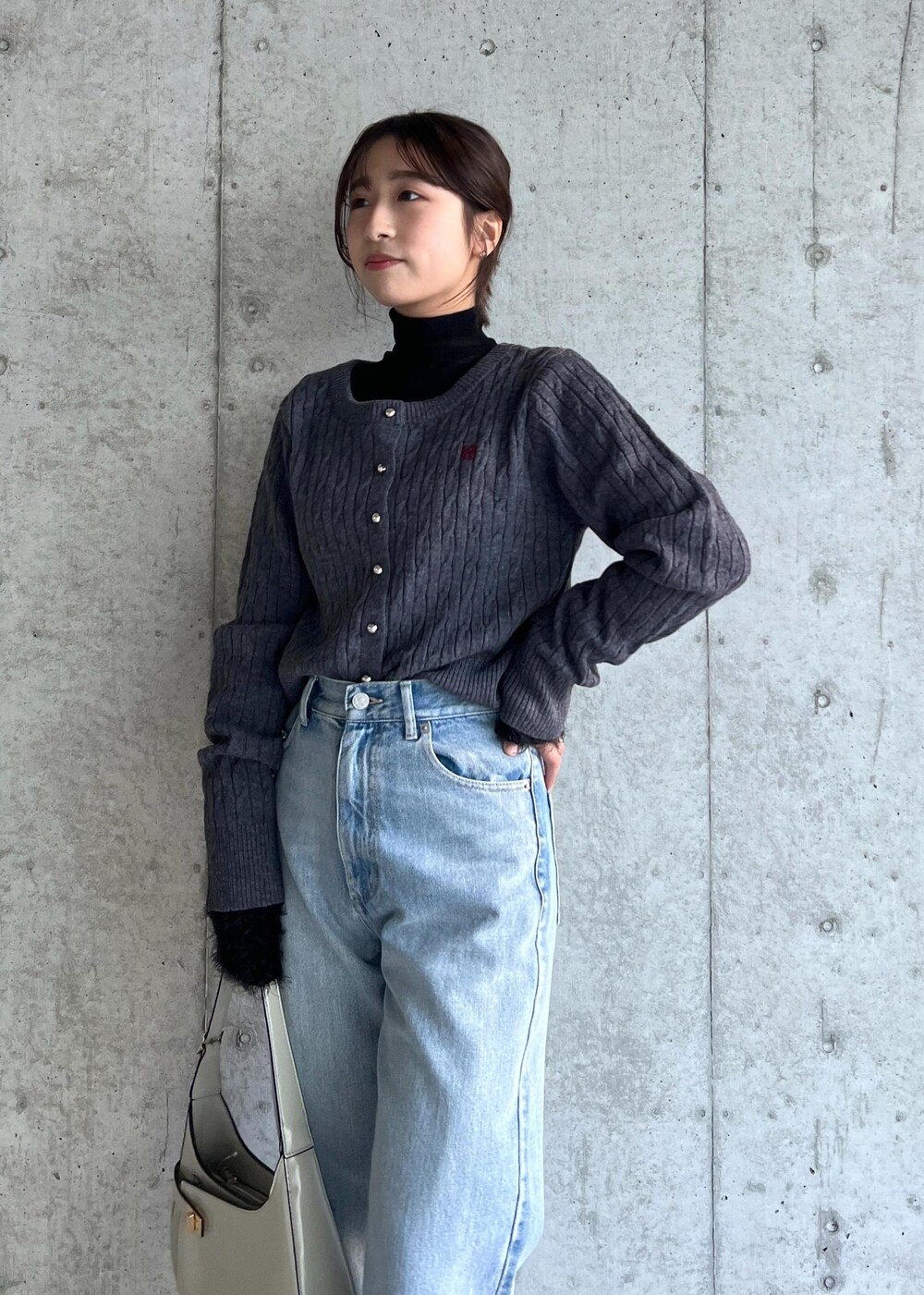 レッド系のパンプス、グレー系のカーディガン/ボレロ、ブラック系のニット/セーターを着用したレディースの冬コーディネートの6枚目の写真