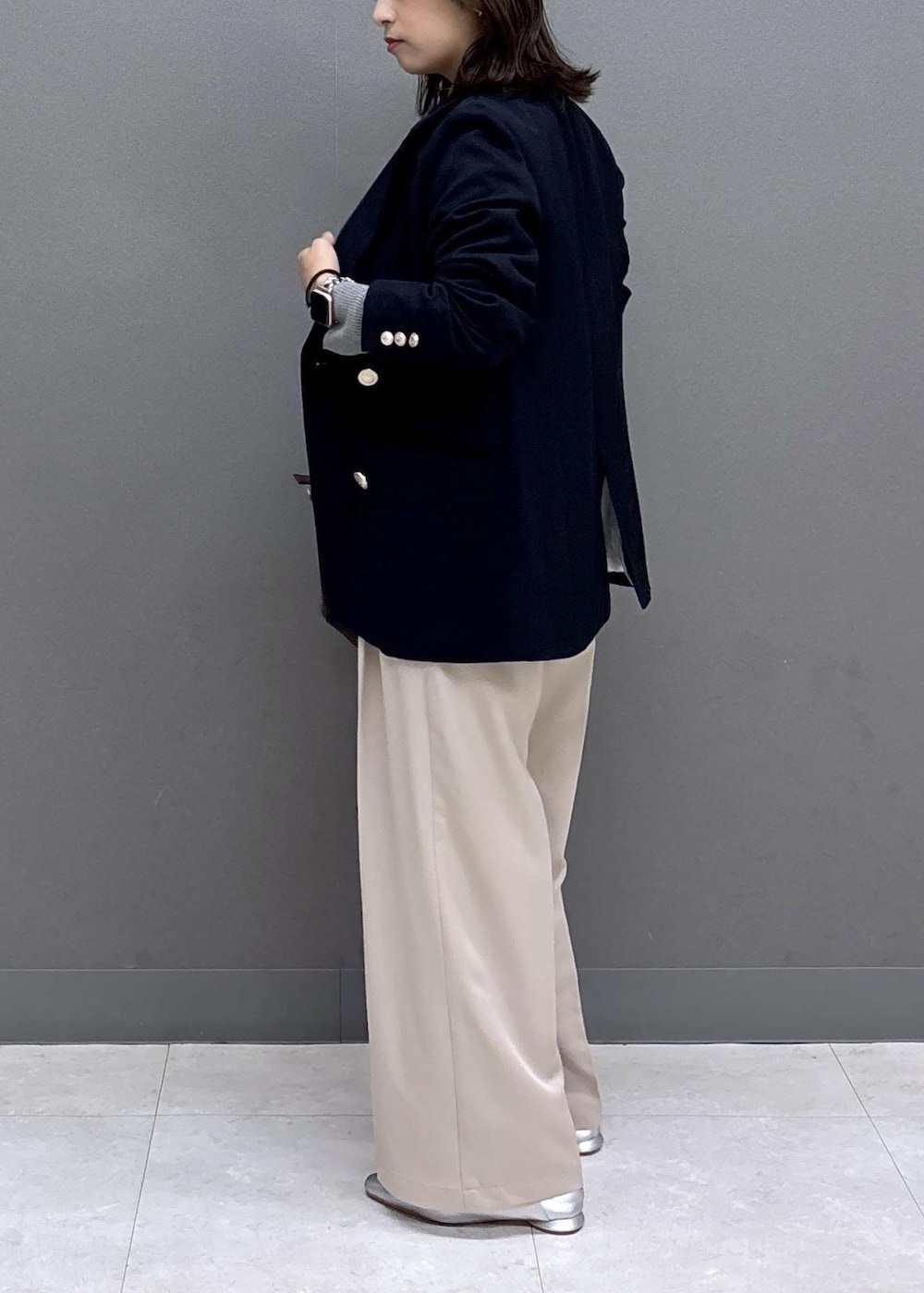 シルバー系のパンプス、グレー系のニット/セーター、ベージュ系のその他パンツを着用したレディースの秋コーディネートの4枚目の写真