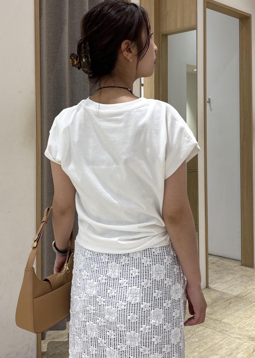 イエロー系のショルダーバッグ、ホワイト系のサンダル、ブルー系のその他パンツを着用したレディースの春コーディネートの7枚目の写真