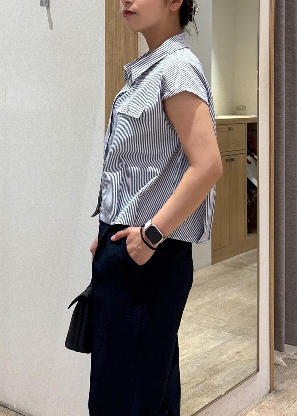 ブラック系のショルダーバッグ、シルバー系のパンプス、ブラック系のシャツ/ブラウスを着用したレディースの夏コーディネートの8枚目の写真