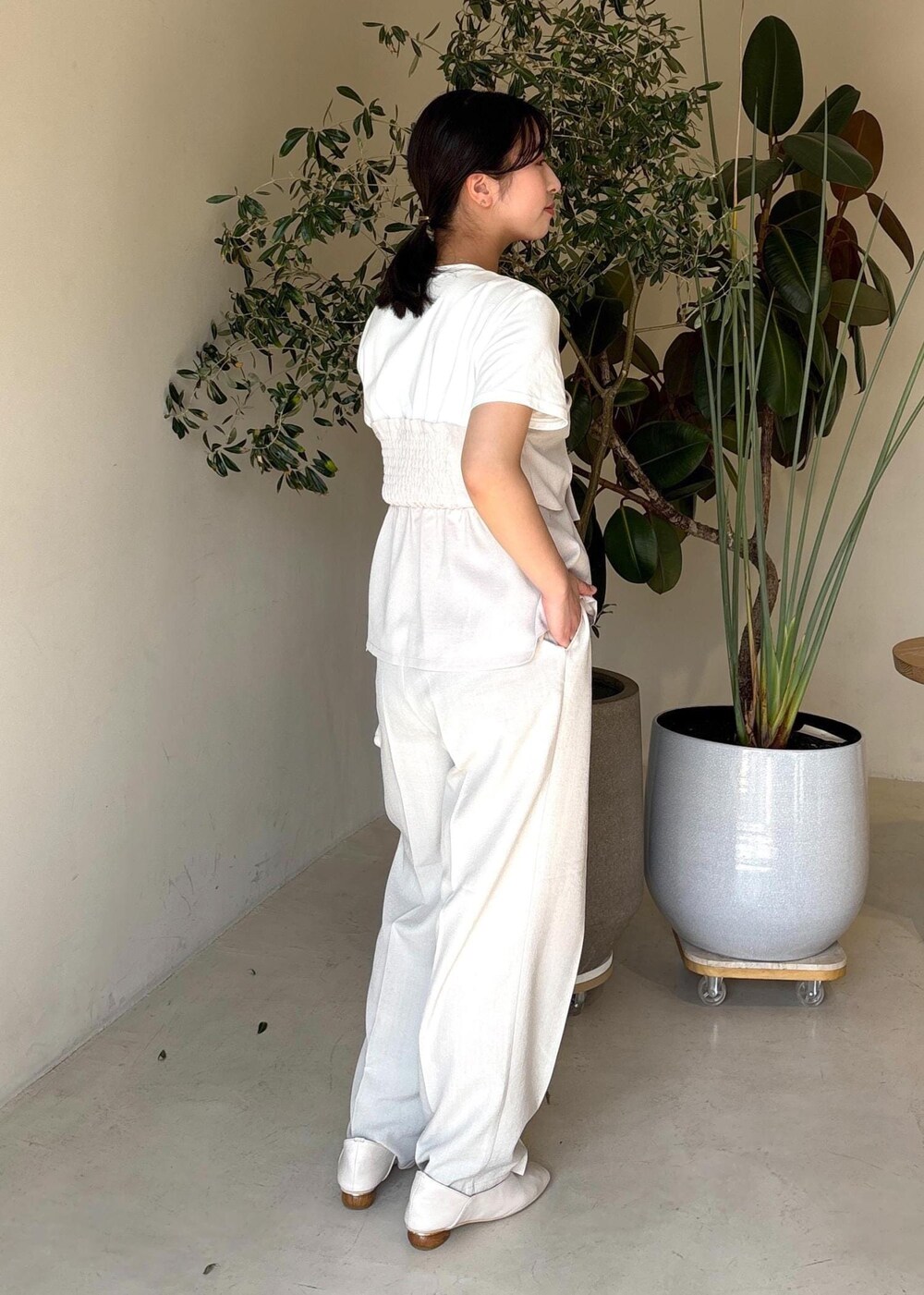 ホワイト系のパンプス、ホワイト系のTシャツ/カットソー、ホワイト系のスラックスを着用したレディースの春コーディネートの5枚目の写真