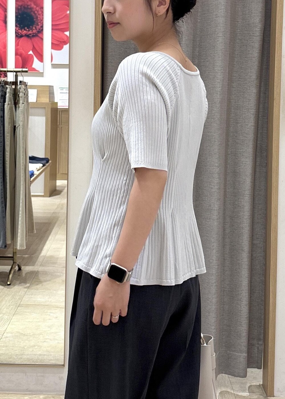 グレー系のその他パンツ、ブラック系のサンダル、ブルー系のカーディガン/ボレロを着用したレディースの夏コーディネートの8枚目の写真
