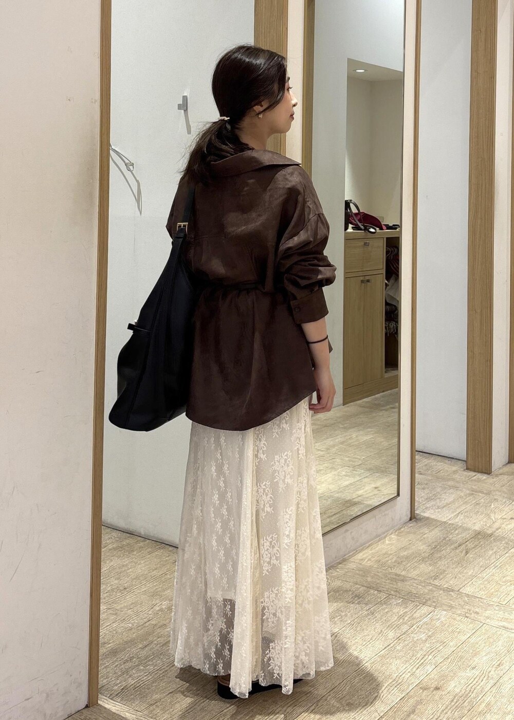 ブラック系のショルダーバッグ、ベージュ系のローファー、ブラウン系のシャツ/ブラウスを着用したレディースの秋コーディネートの3枚目の写真