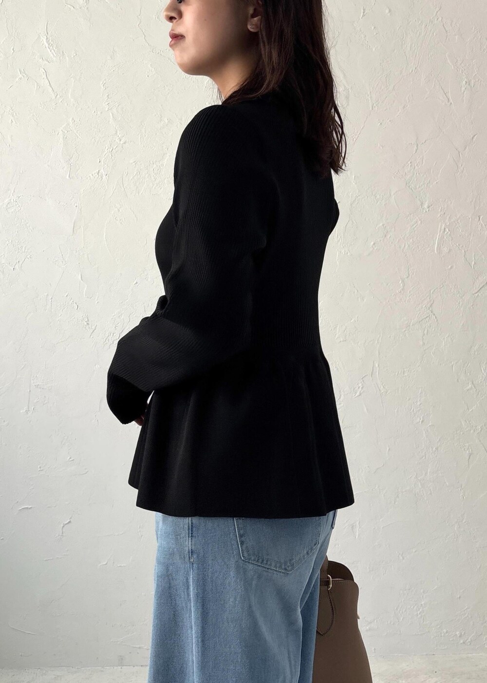 ブルー系のデニムパンツ、イエロー系のパンプス、ベージュ系のボストンバッグを着用したレディースの夏コーディネートの6枚目の写真