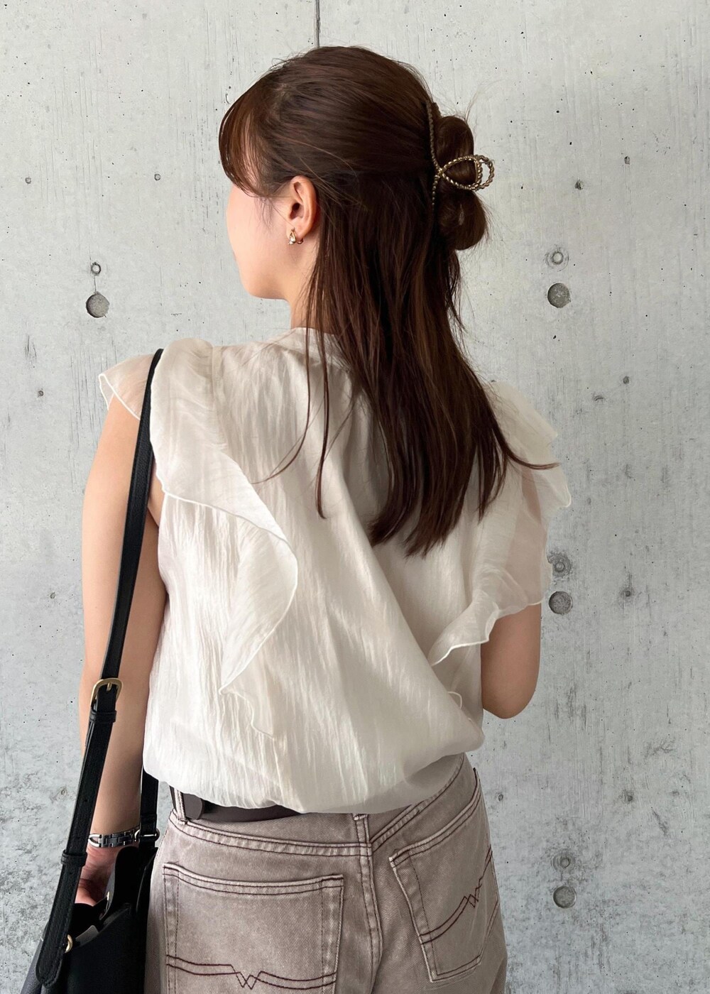 ブラック系のパンプス、ホワイト系のシャツ/ブラウス、ブラック系のショルダーバッグを着用したレディースの夏コーディネートの7枚目の写真