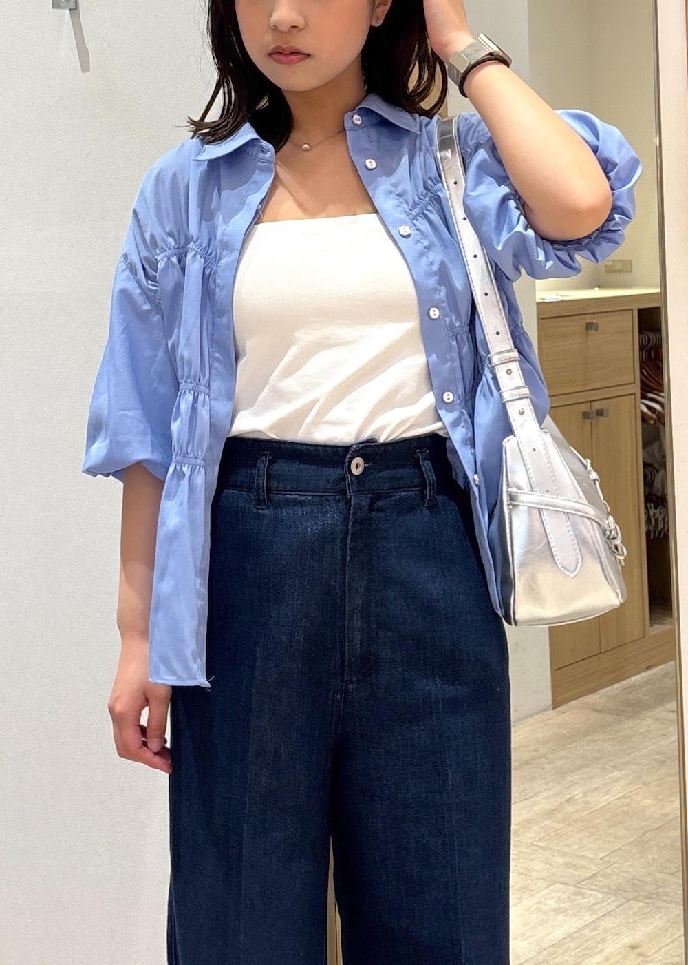 「ワイドデニム、25SS夏の新作、初夏コーデ、夏コーデ、デートコーデ、お出かけコーデ、旅行コーデ、推し活コーデ、女子会コーデ、韓国ファッション、大人カジュアル、パンツスタイル、カジュアルコーデ、ヘルシーコーデ、VIS」｜「VISのグリッターワイドデニムパンツ（デニムパンツ、ブルー系）」を使った、スズさん（レディース・152cm）の春コーディネートの6枚目の写真