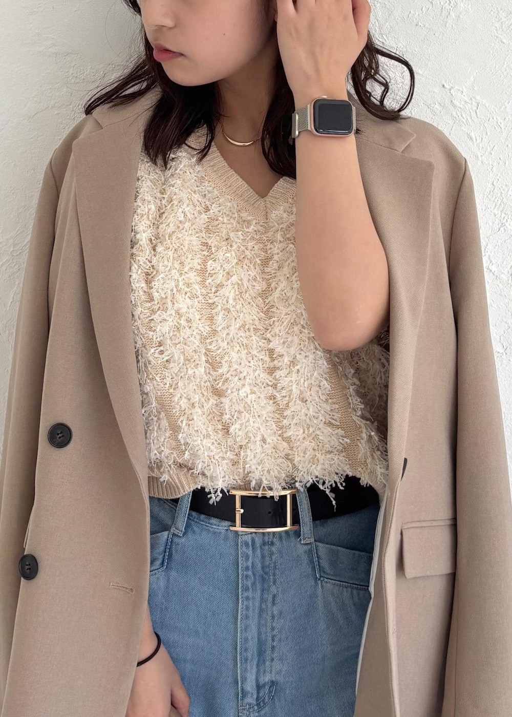 ブラック系のローファー、ホワイト系のベスト、ブルー系のデニムパンツを着用したレディースの夏コーディネートの6枚目の写真