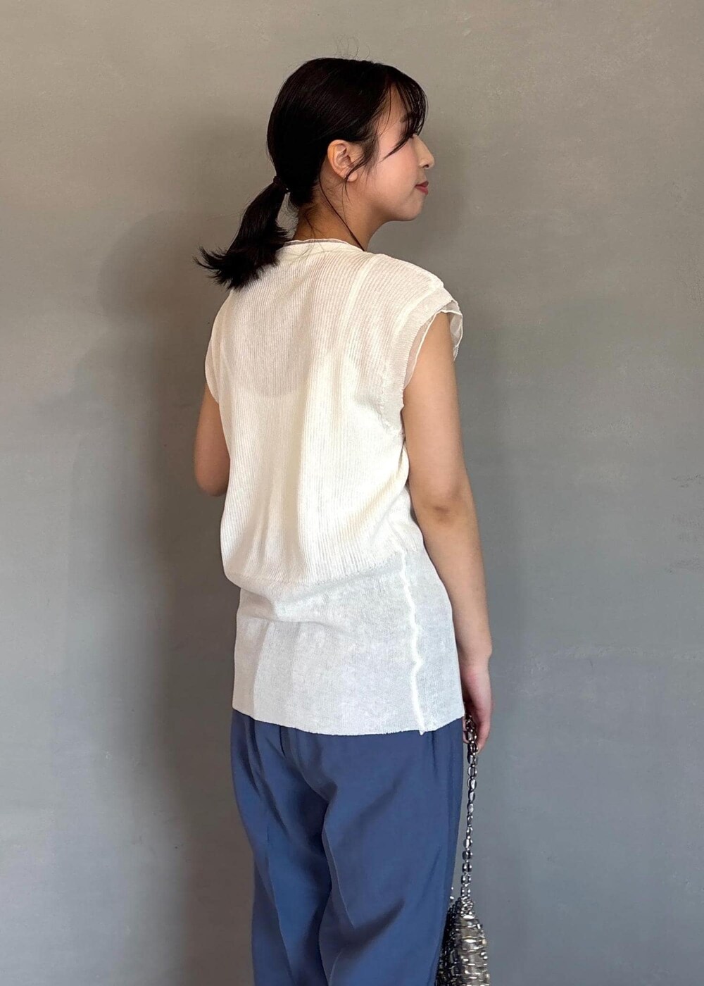 シルバー系のパンプス、ブルー系のその他パンツ、ホワイト系のベストを着用したレディースの春コーディネートの7枚目の写真