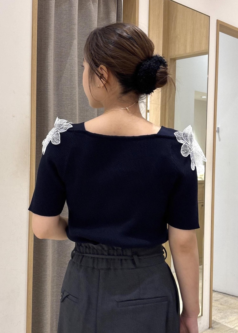 ベージュ系のショルダーバッグ、グレー系のその他パンツ、シルバー系のサンダルを着用したレディースの夏コーディネートの7枚目の写真
