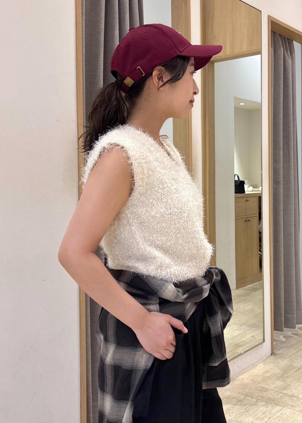 ホワイト系のショルダーバッグ、ホワイト系のニット/セーター、ブラック系のシャツ/ブラウスを着用したレディースの秋コーディネートの6枚目の写真