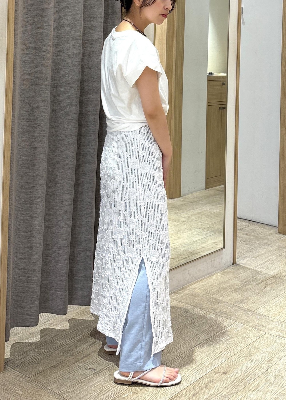 イエロー系のショルダーバッグ、ホワイト系のサンダル、ブルー系のその他パンツを着用したレディースの春コーディネートの4枚目の写真