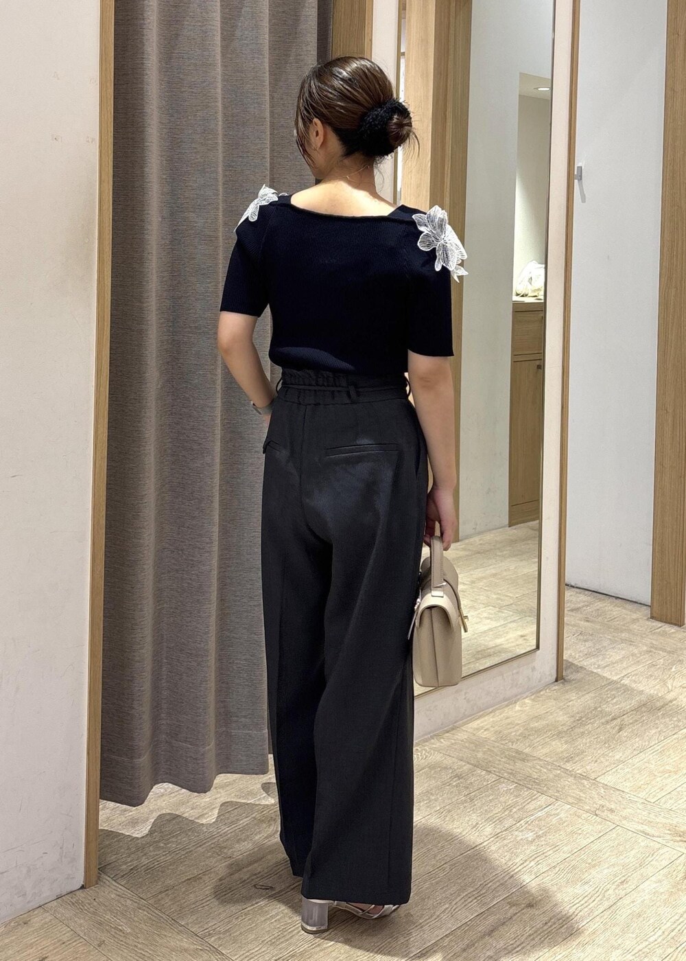 ベージュ系のショルダーバッグ、グレー系のその他パンツ、シルバー系のサンダルを着用したレディースの夏コーディネートの3枚目の写真