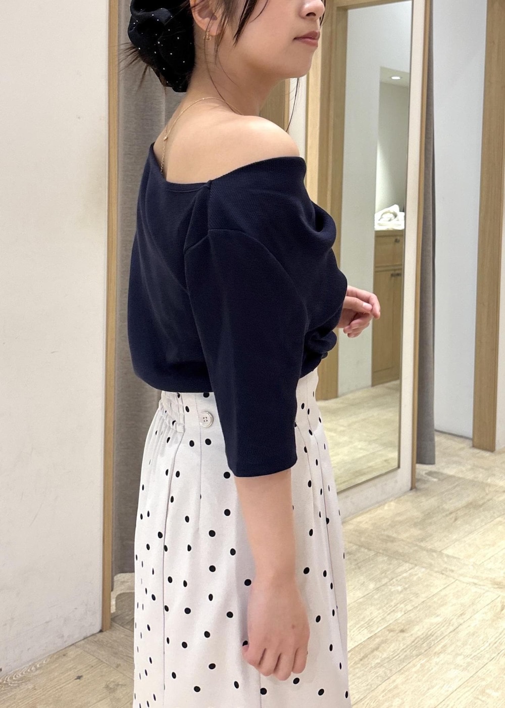 シルバー系のサンダル、ブルー系のTシャツ/カットソー、ブラック系のショルダーバッグを着用したレディースの夏コーディネートの7枚目の写真