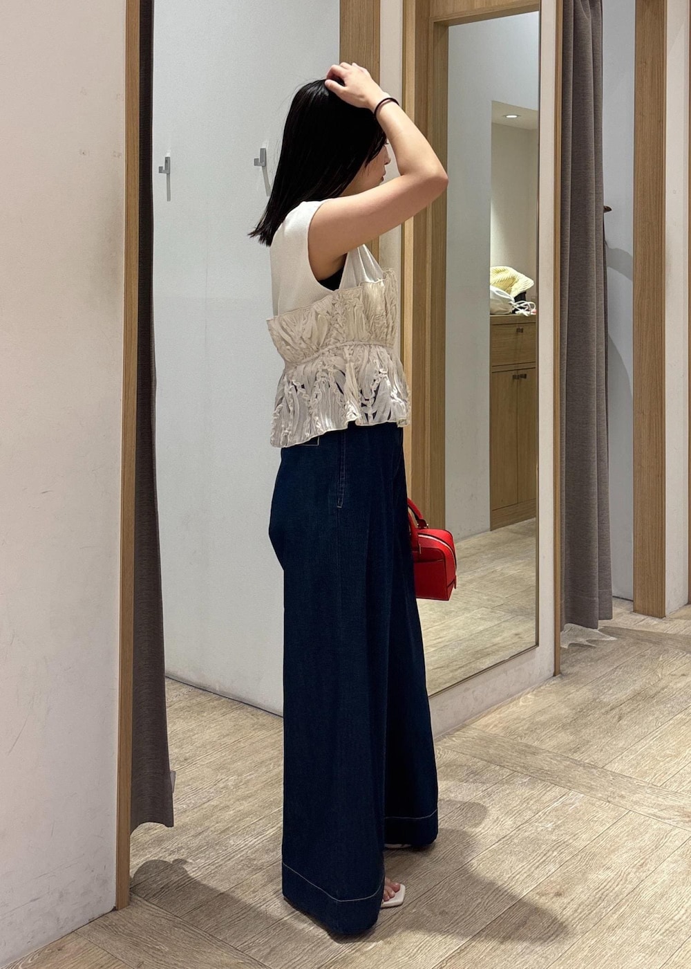 「初夏コーデ、夏コーデ、デートコーデ、お出かけコーデ、旅行コーデ、女子会コーデ、大人カジュアル、パンツスタイル、体型カバー、カジュアルコーデ」｜「Juzeのメタルヒールサンダル（サンダル、ホワイト系）」を使った、スズさん（レディース・152cm）の夏コーディネートの3枚目の写真