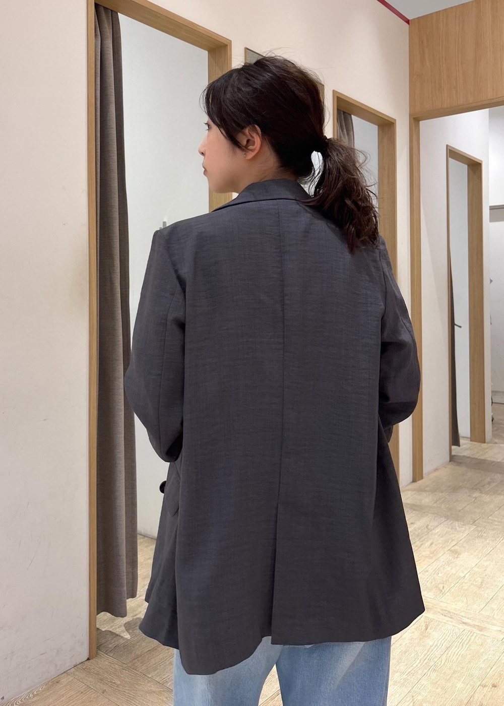 グレー系のショルダーバッグ、レッド系のサンダル、ホワイト系のTシャツ/カットソーを着用したレディースの夏コーディネートの9枚目の写真